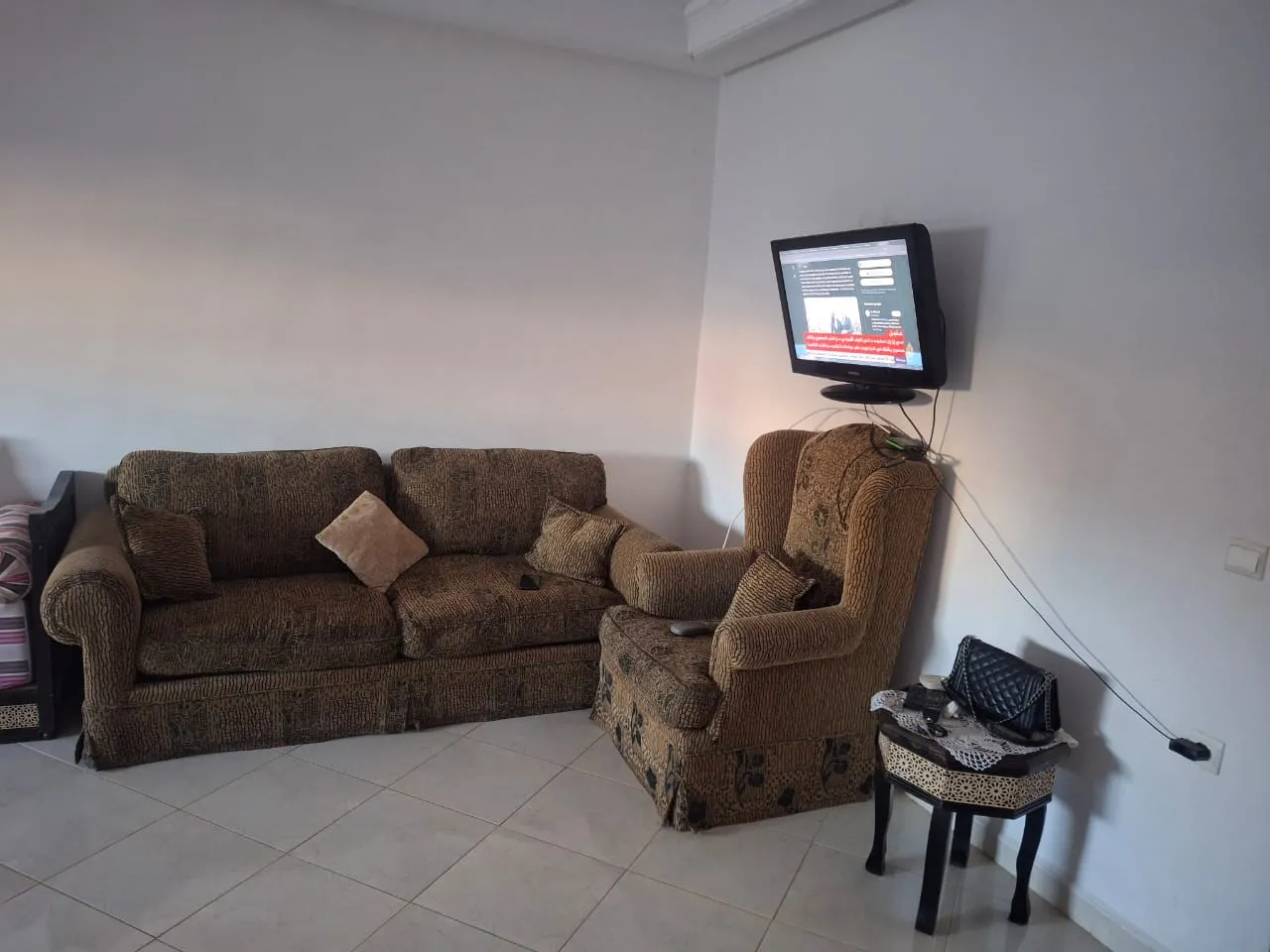 Appartement à vendre à Oued El Lou, 85 m², deux façades, situé au 3ᵉ étage.