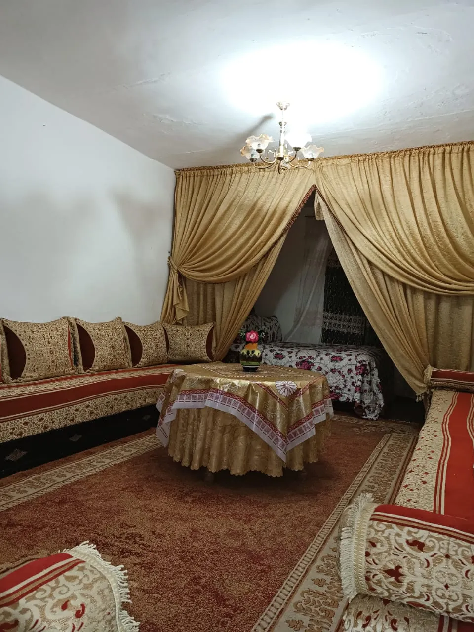 Appartement à louer au cœur de Chefchaouen, au 3e étage, 2 chambres et salon.