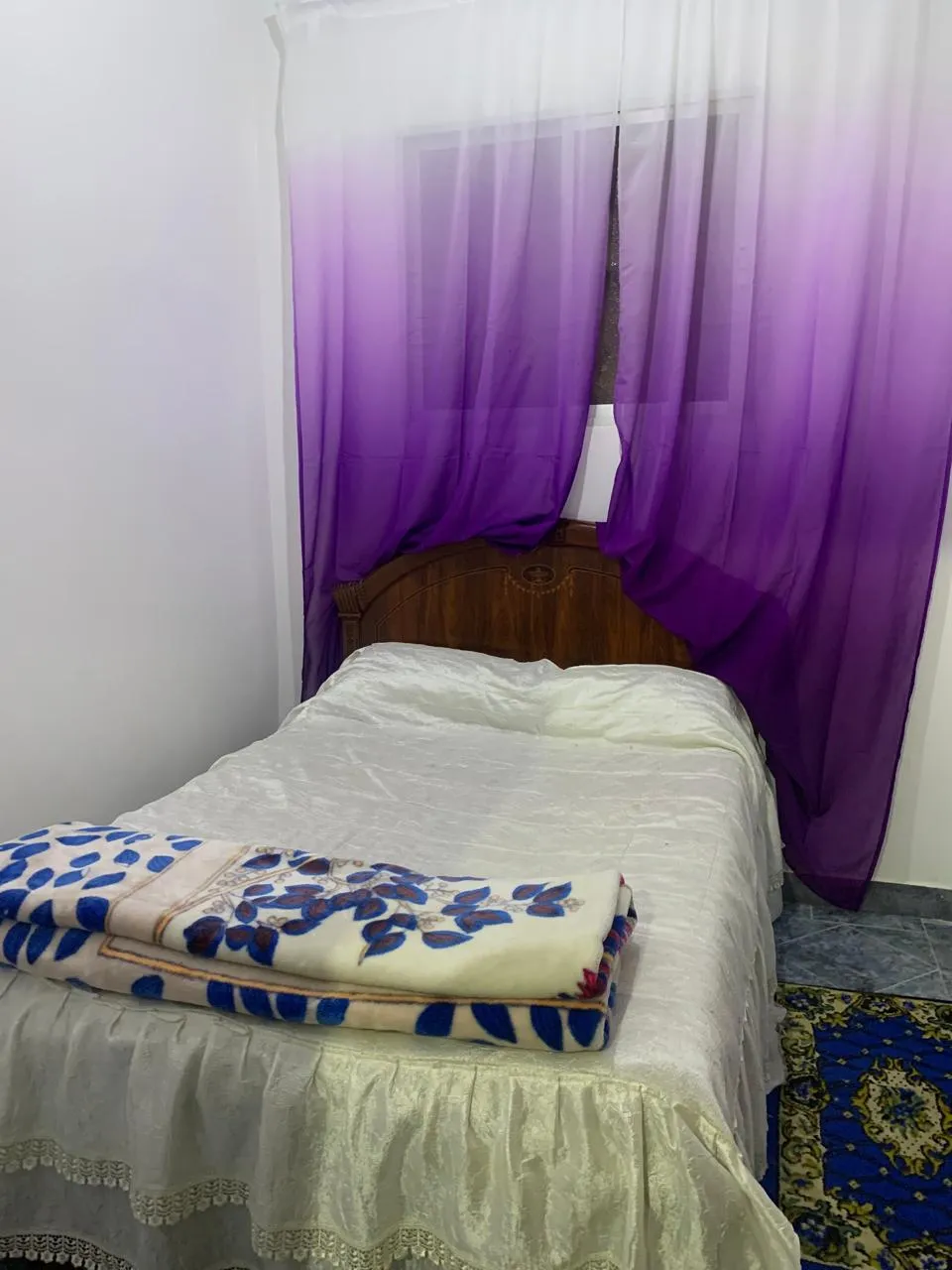 Appartement à louer à Fnideq au rez-de-chaussée, une chambre et un salon.