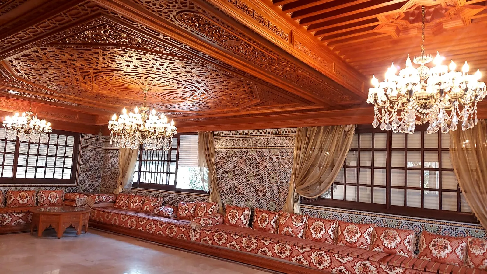 Villa spacieuse et luxueuse à louer à Agadir, avec deux étages et quatre façades