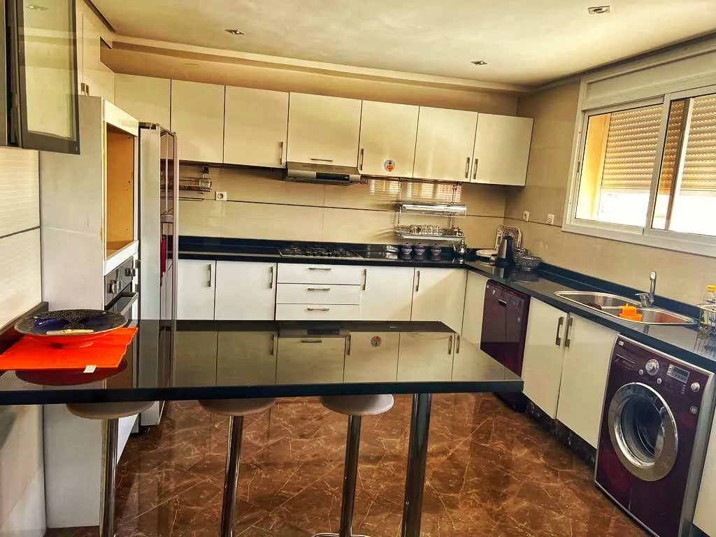 Bel appartement à louer à la journée à Agadir, au deuxième étage, de 75 mètres. 