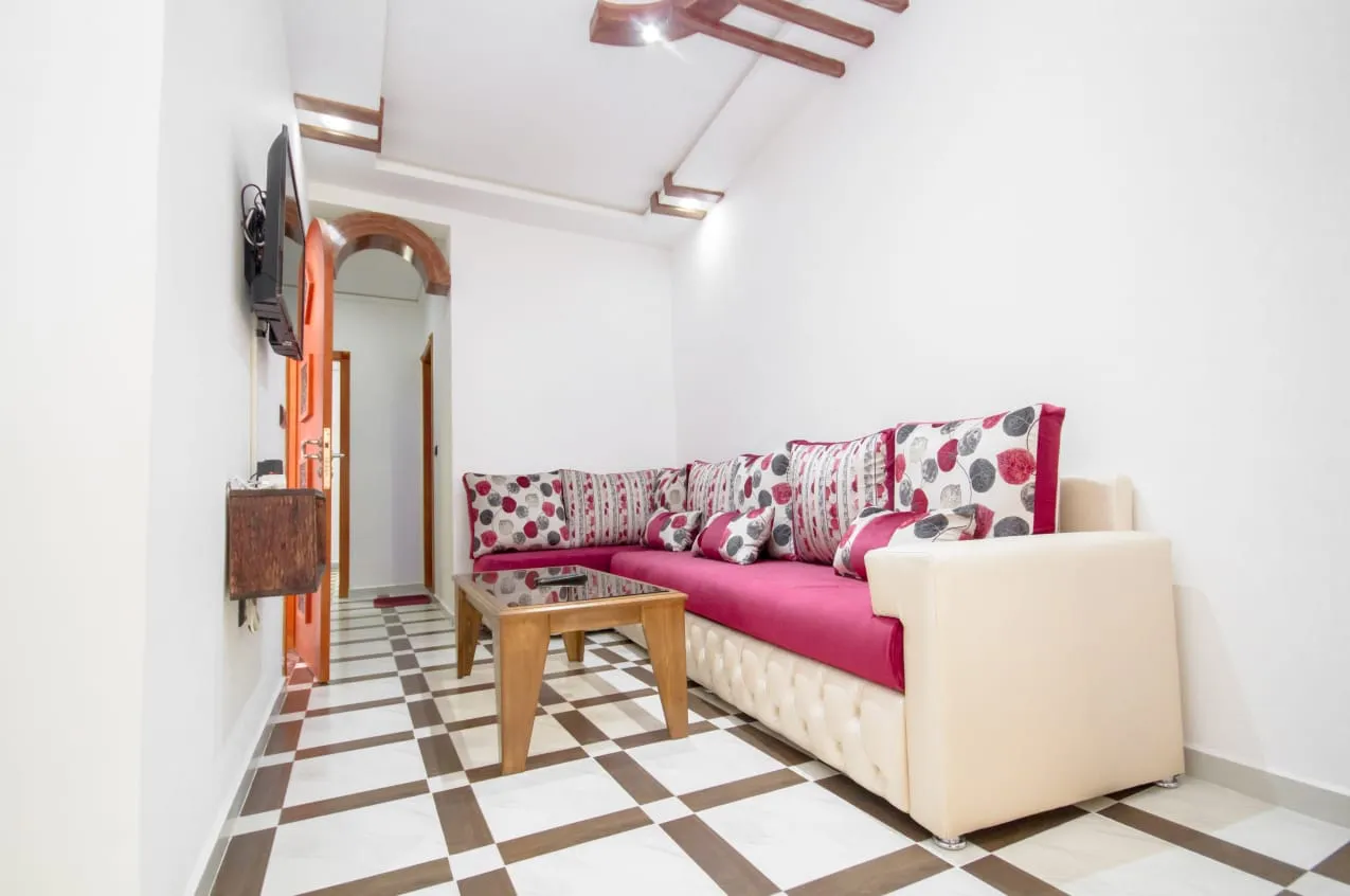 Appartement à louer, bien équipé au rez-de-chaussée avec une chambre et un salon