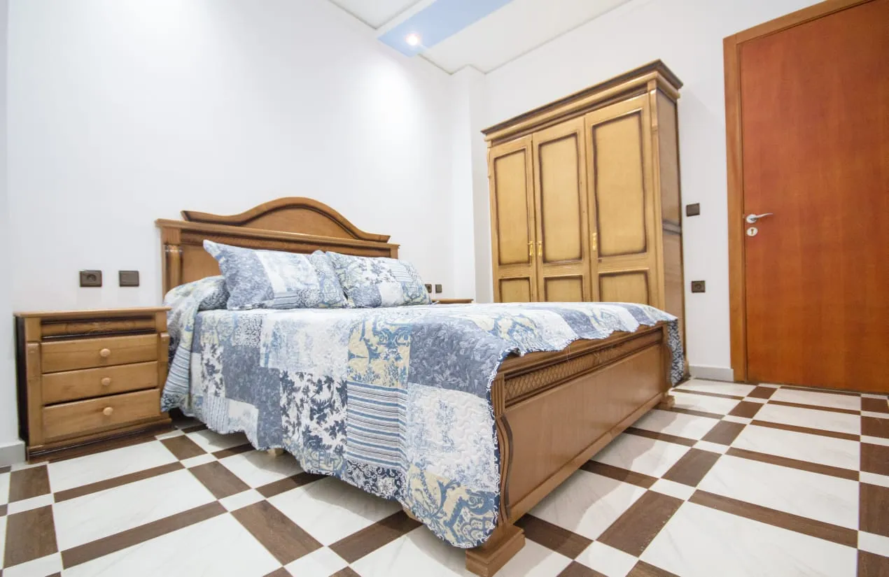 Bel appartement à louer au deuxième étage composé de deux chambres et d'un salon