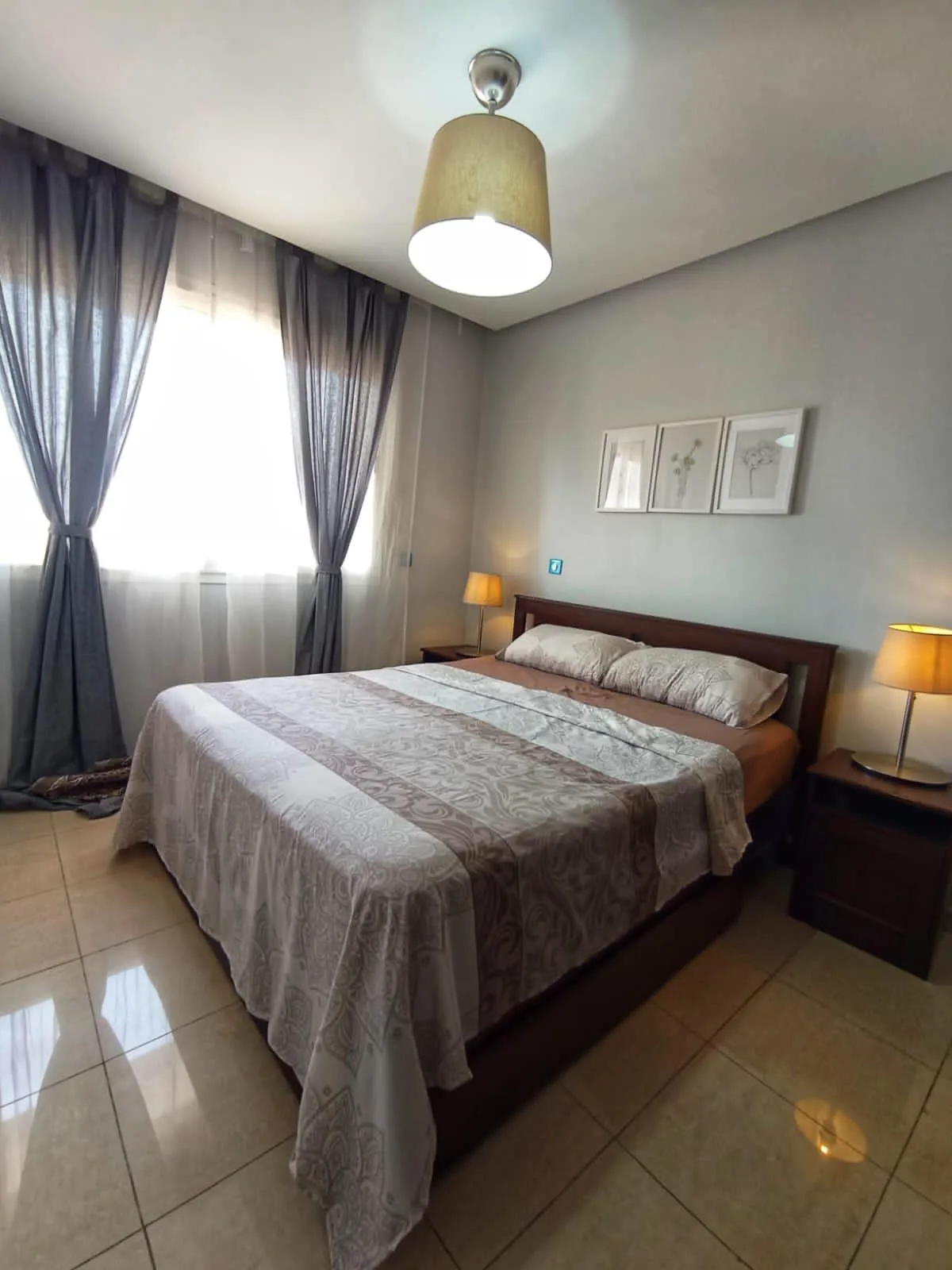Appartement élégant à louer à Agadir, au 3 étage, avec une chambre et un salon.