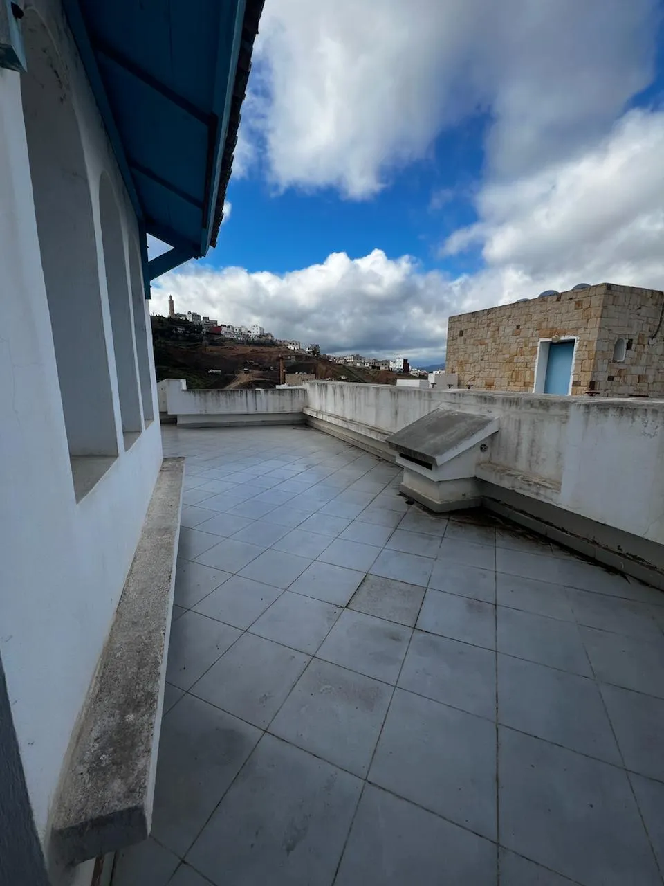 Appartement à vendre, titré, au troisième étage – une chambre et un salon.