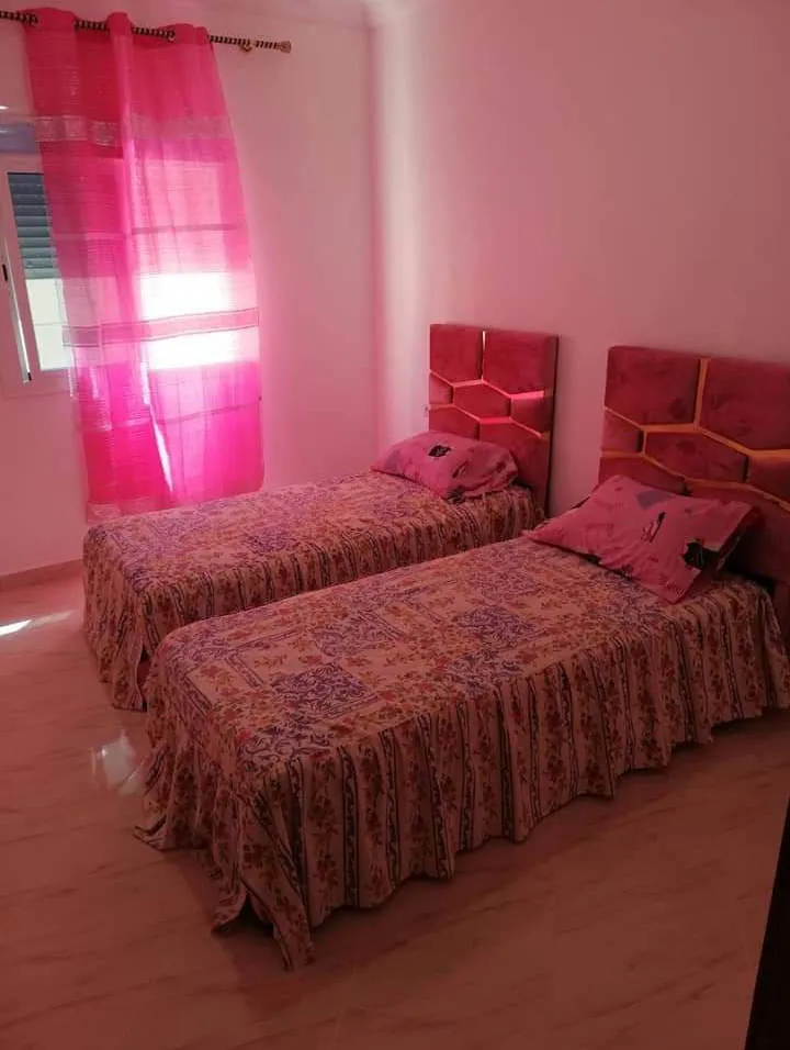 Appartement à louer au deuxième étage à Fnideq, en location quotidienne.