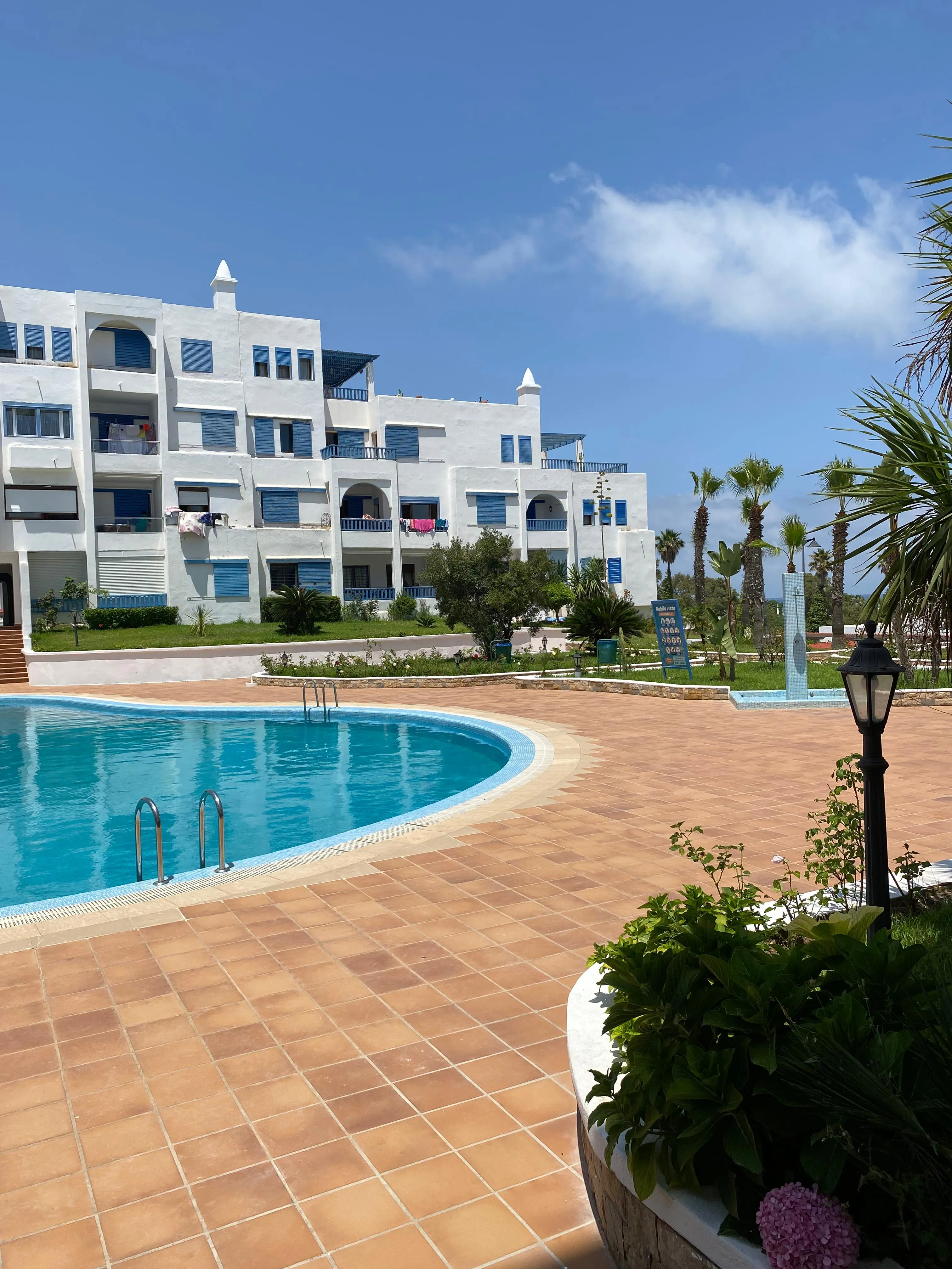 Appartement à louer en RDC à M'diq, vue sur piscine, 1 chambre et 2 salles de bain