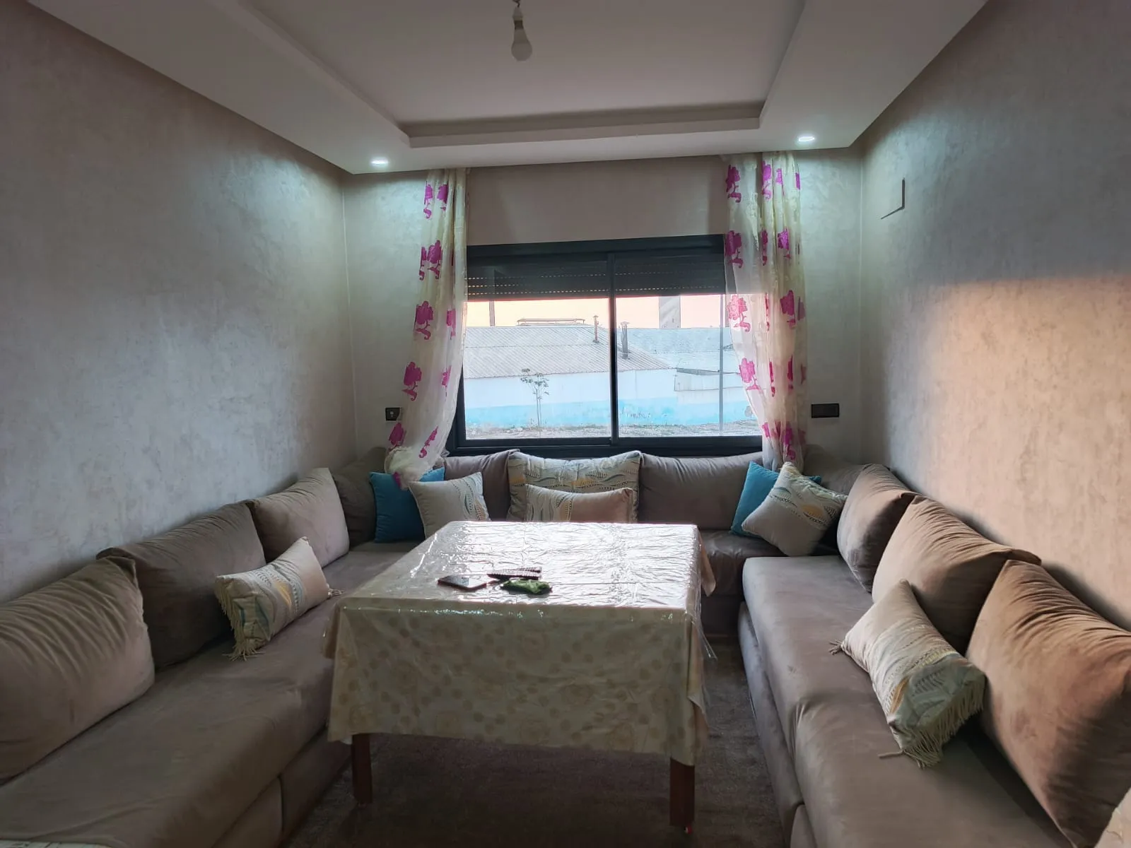 Appartement élégant à louer dans le quartier d'Idrâr à Agadir, 70 m² salon 