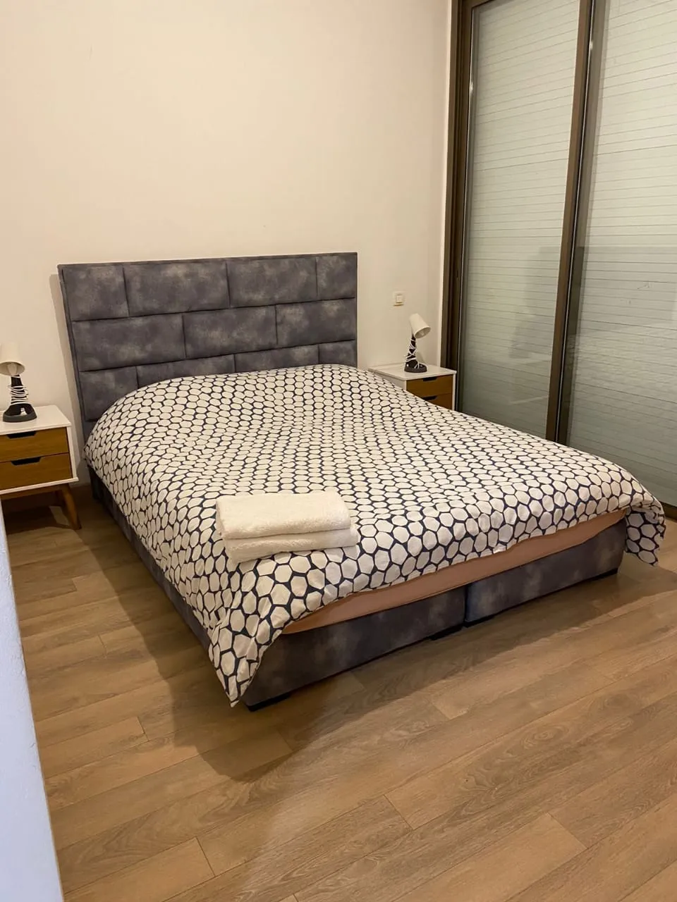Bel appartement à vendre à M'diq, d'une superficie de 50 m² avec deux chambres.