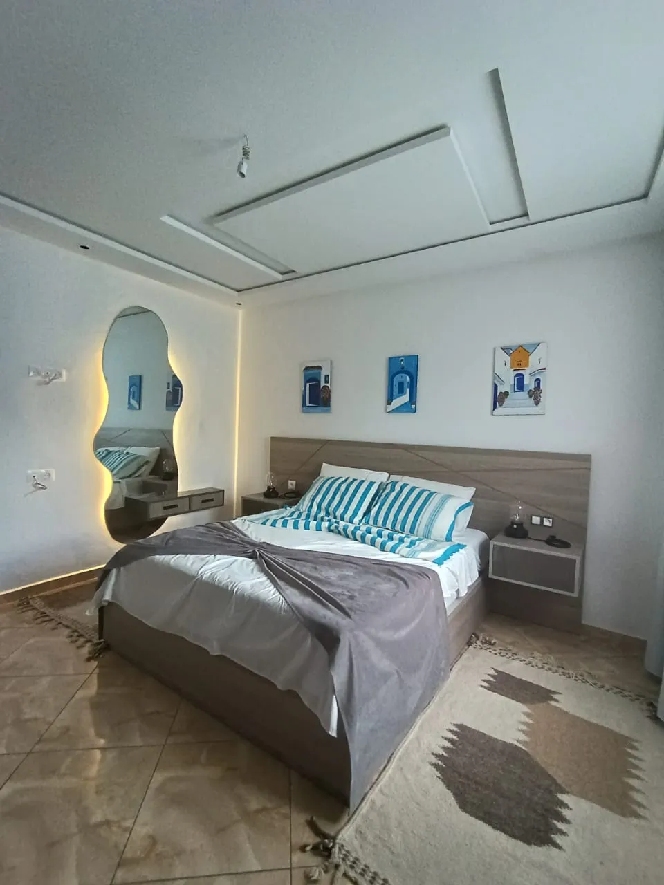 Appartement élégant à louer quotidiennement, 2 chambres et salon, au 3e étage.