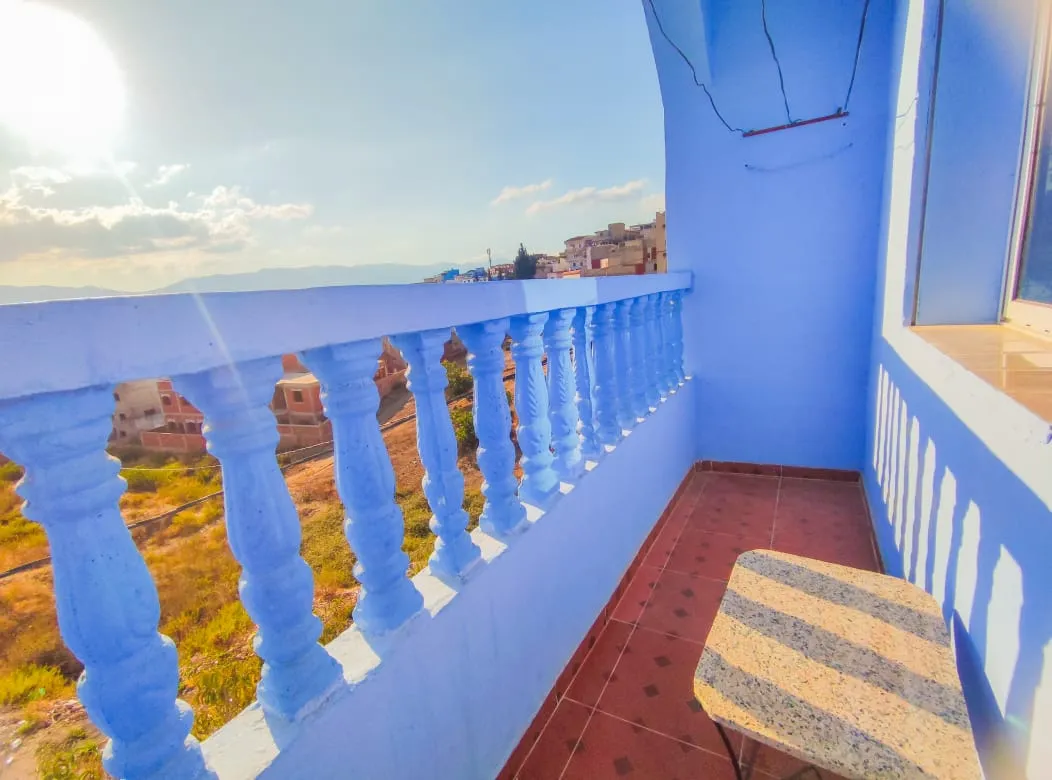 Appartement à louer quotidiennement, 2 chambres, salon et balcon, au Chefchaouen