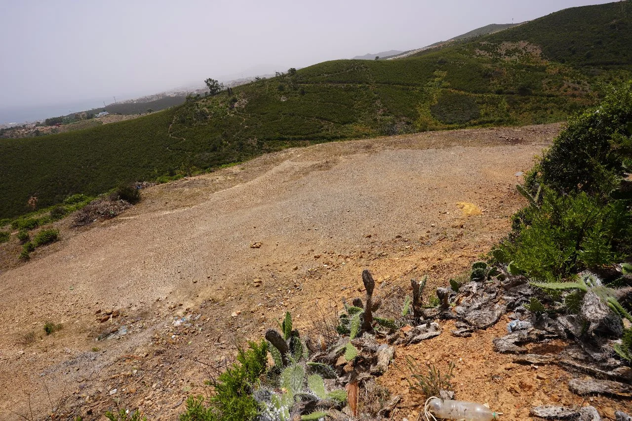 Un grand terrain dans la ville de Fnideq, à vendre, d'une superficie totale de 2