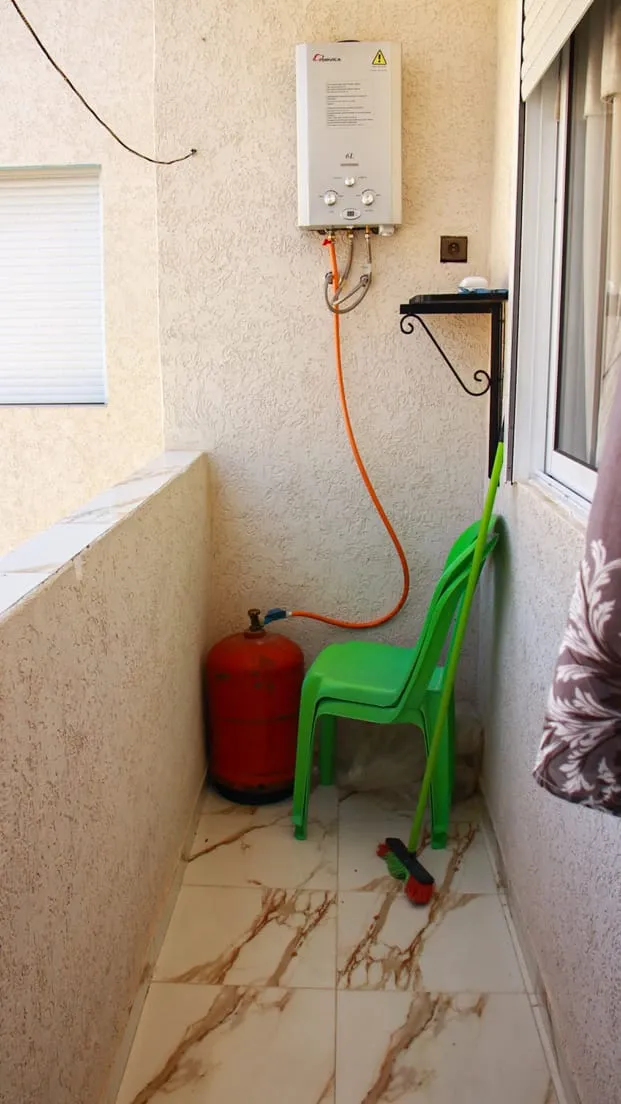 Appartement à louer à Chefchaouen, 4e étage, 2 chambres et un salon.