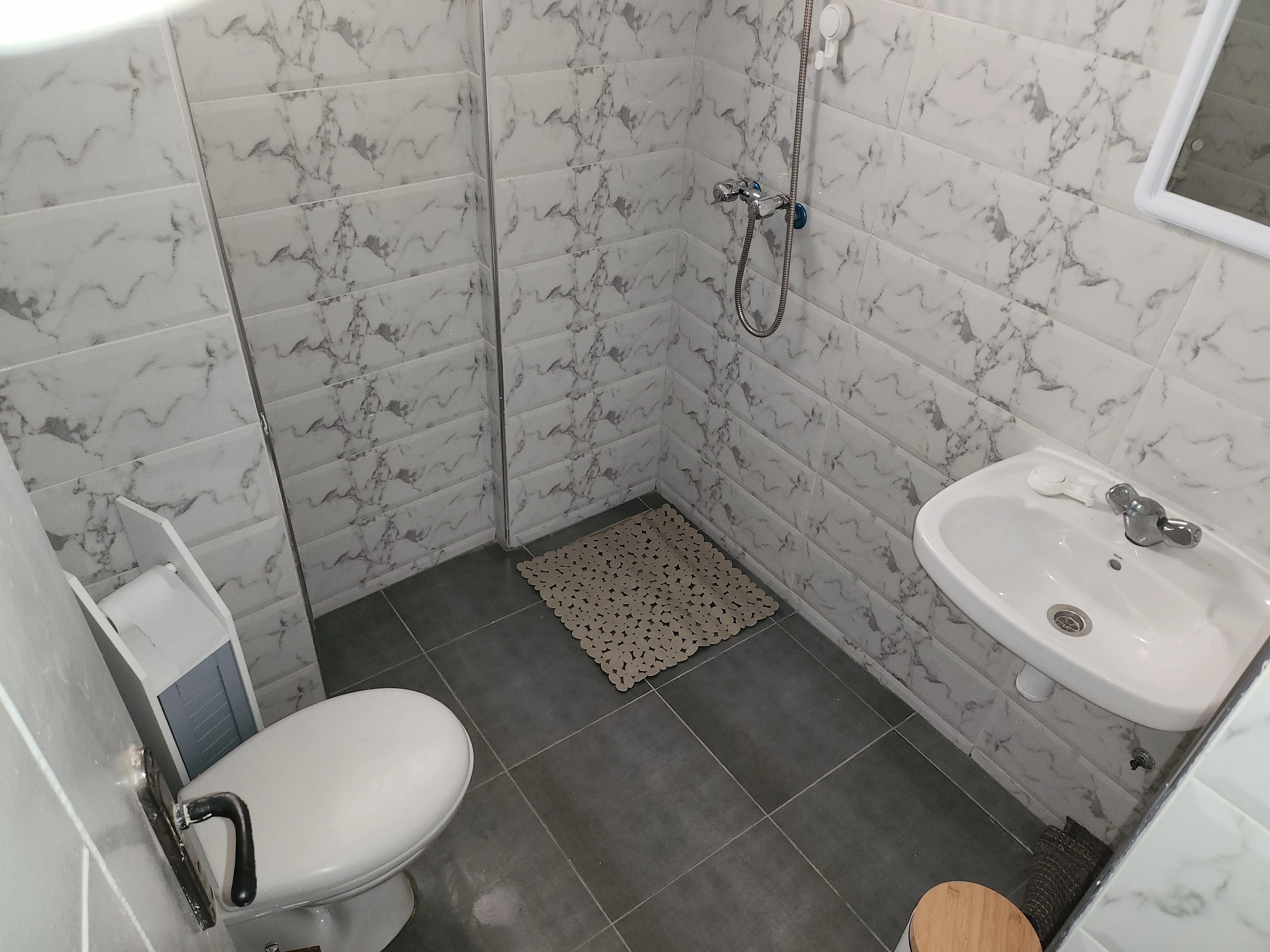 Appartement à louer au rez-de-chaussée à Agadir, dans une résidence sécurisée.
