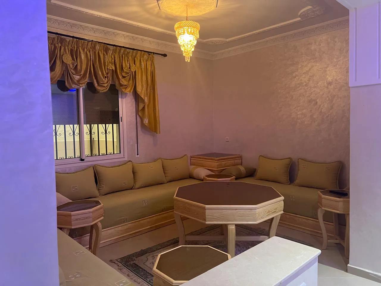 Appartement moderne à louerà la journée , 1 chambre, salon, rez-de-chaussée, 