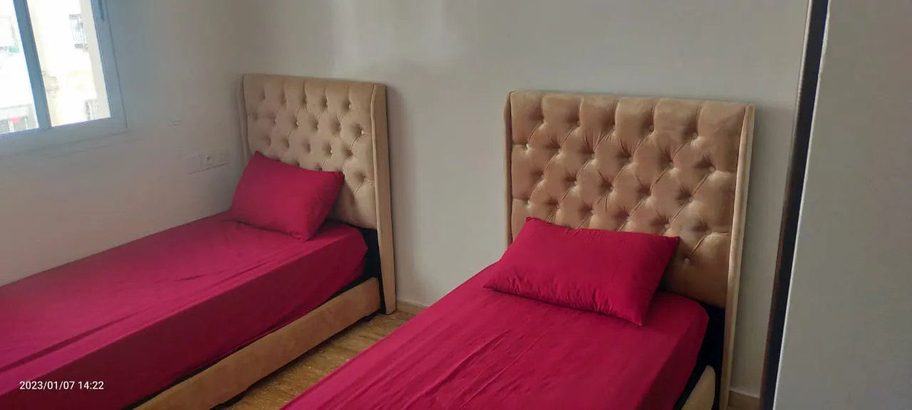Appartement meublé à louer, offrant une vue imprenable sur la mer