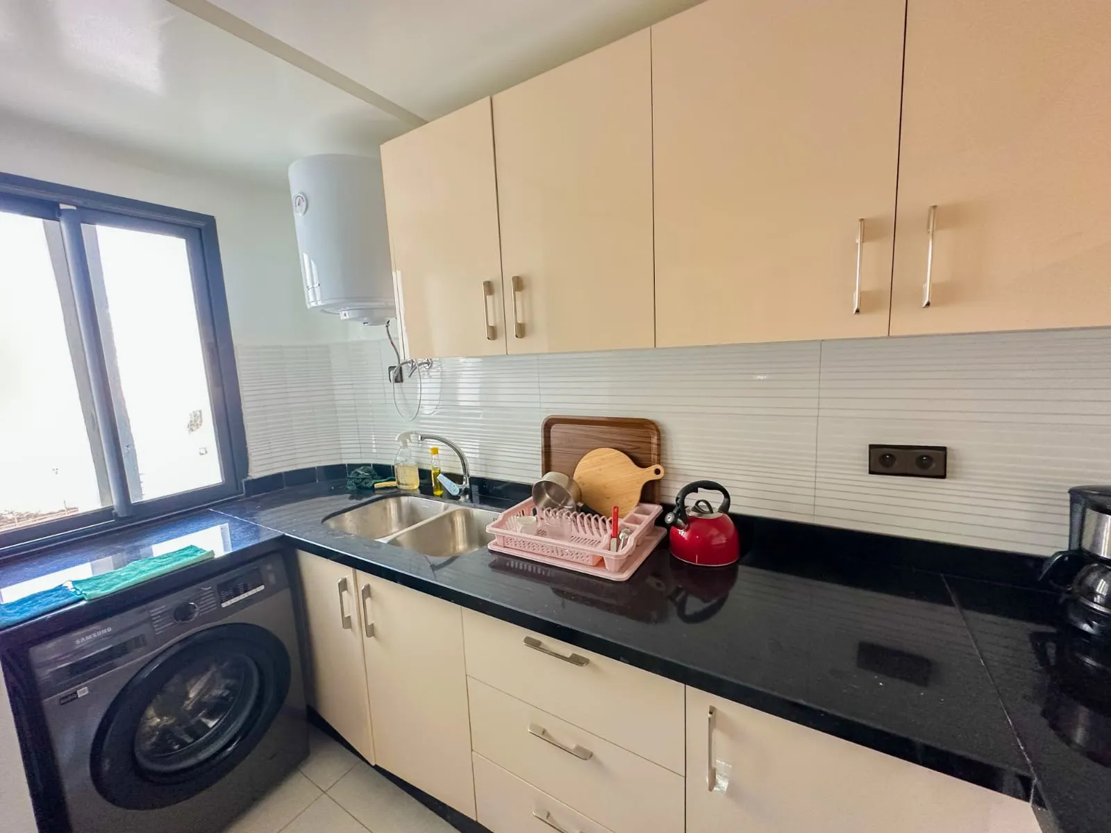 Appartement moderne à louer dans le quartier d'Anza à Agadir, bien équipé avec deux chambres. 