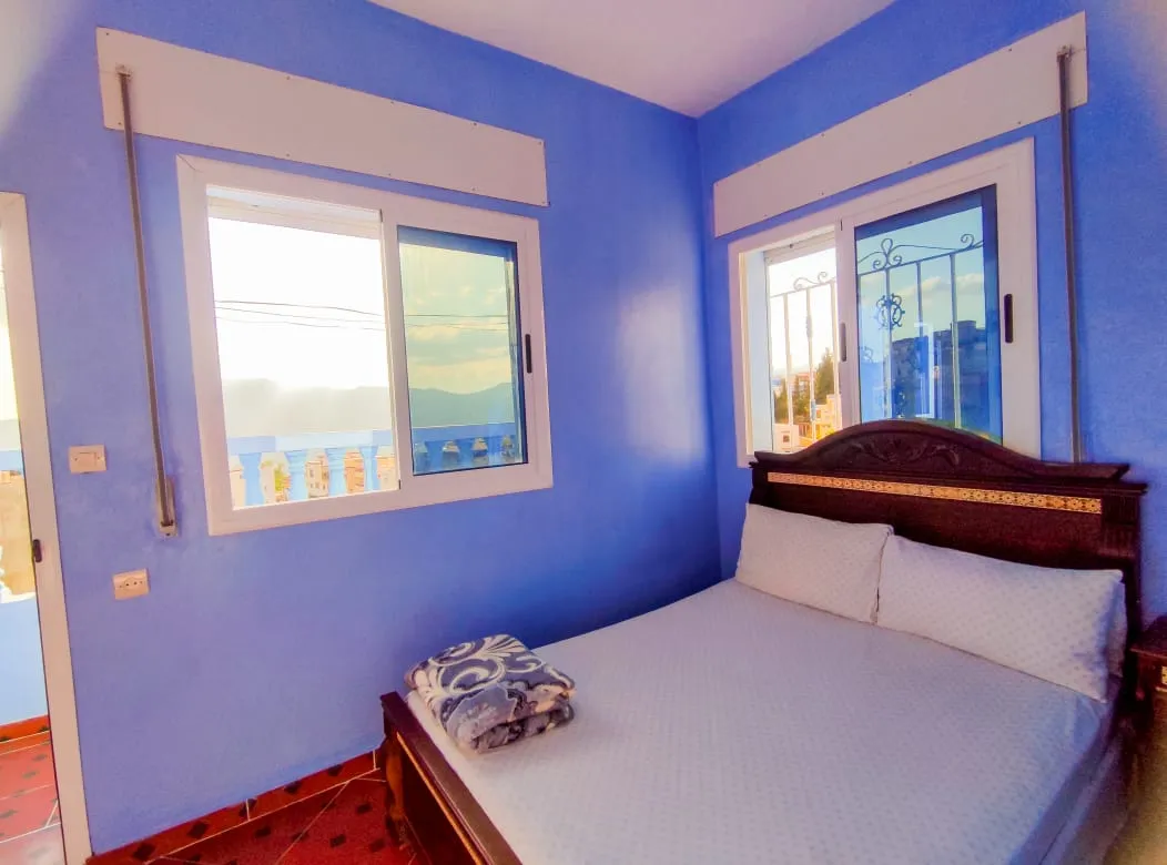 Appartement à louer quotidiennement, 2 chambres, salon et balcon, au Chefchaouen
