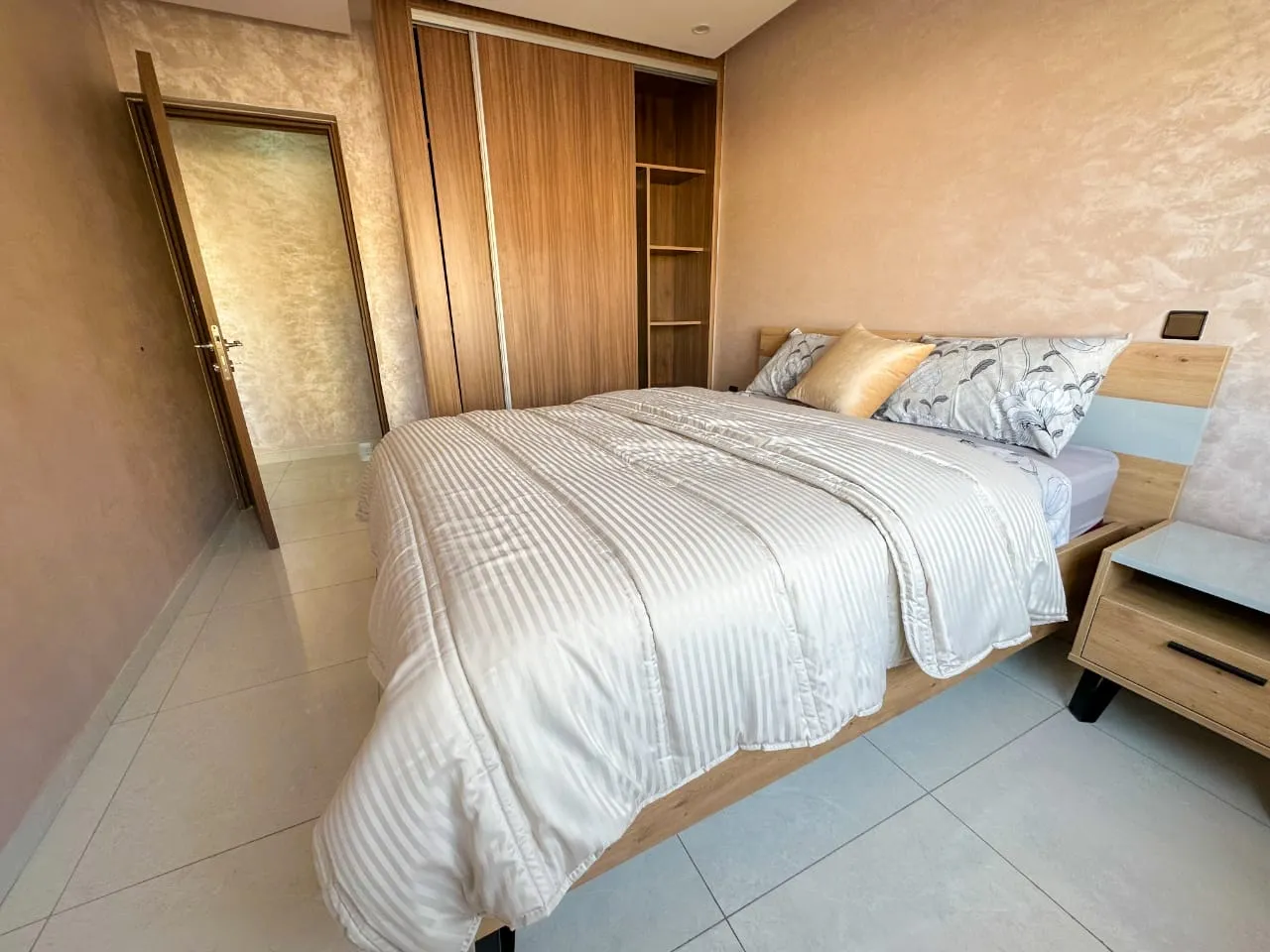 Appartement moderne à louer dans le quartier d'Anza à Agadir, bien équipé avec deux chambres. 