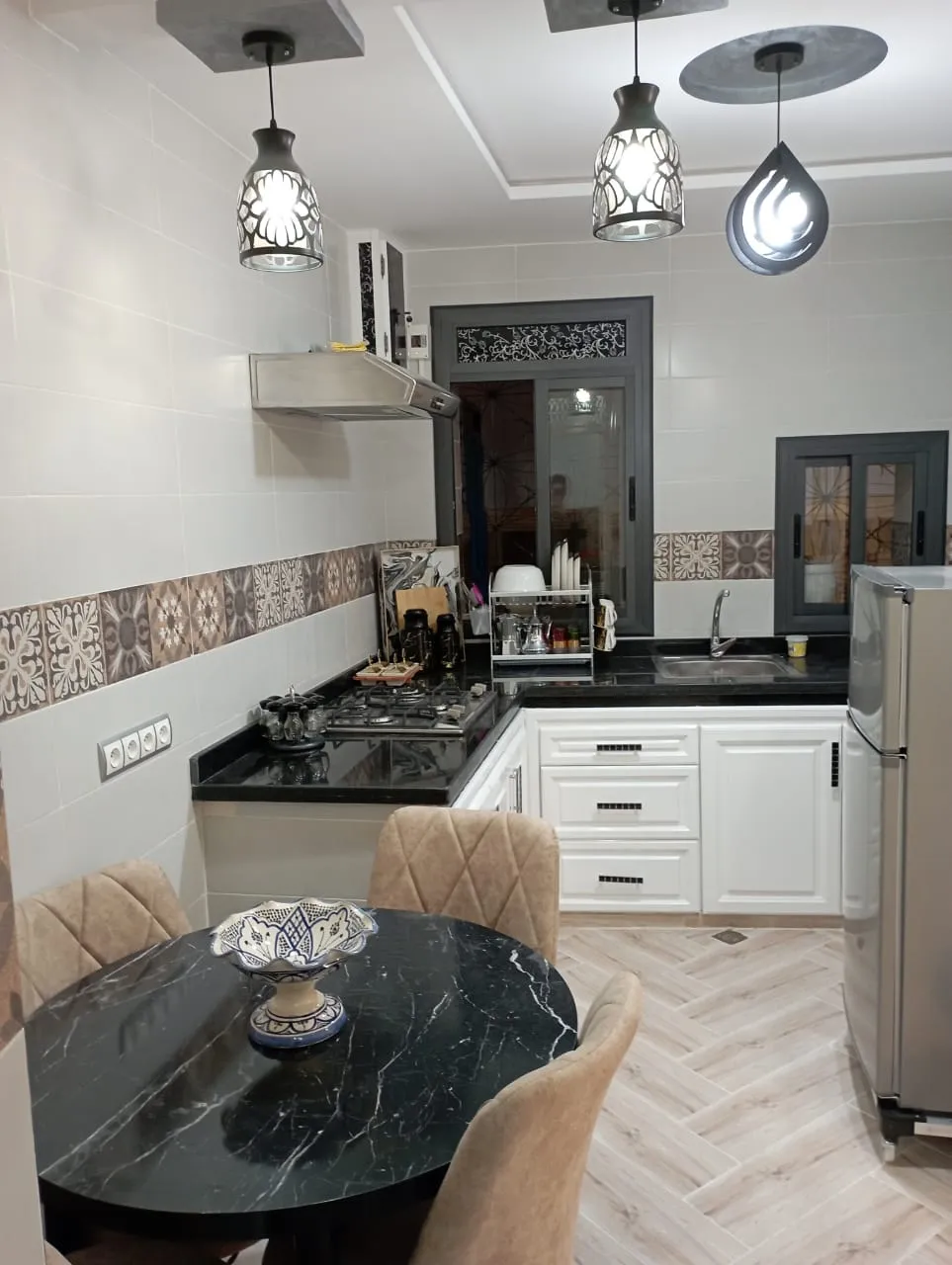 Appartement à louer à Chefchaouen, une chambre et un salon au premier étage.