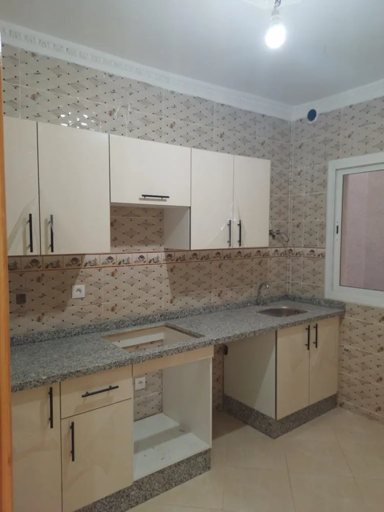 Appartement à vendre à Tétouan, 3 chambres et un salon, situé au 2ᵉ étage.