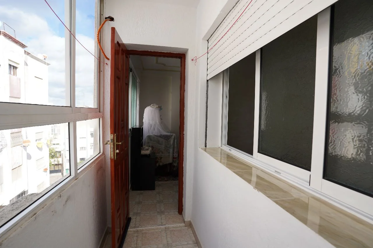 Bel appartement à Tétouan 4ème étage 2 chambre  2 salon  balcon 70 mètres 