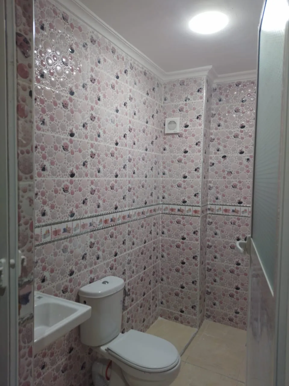 Appartement à vendre à Tétouan, 3 chambres et un salon, situé au 2ᵉ étage.