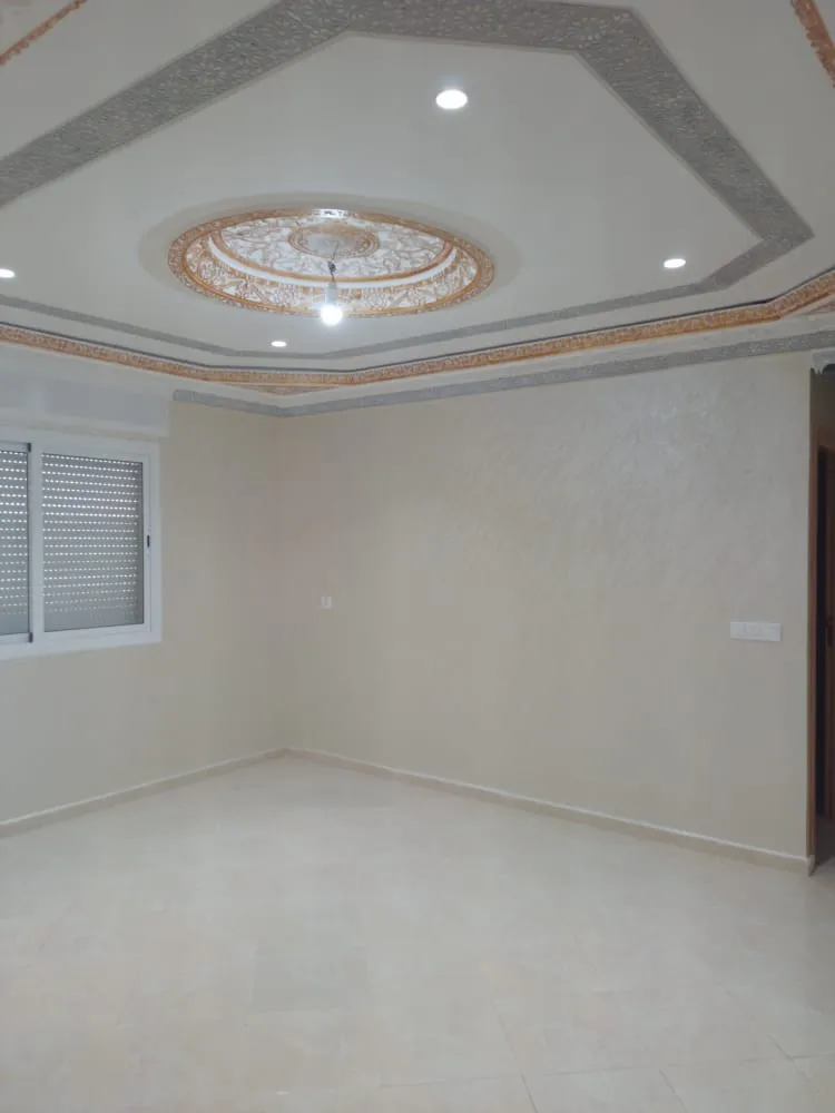 Appartement à vendre à Tétouan, 3 chambres et un salon, situé au 2ᵉ étage.