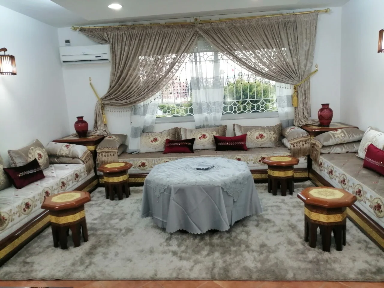 Luxueux appartement meublé à Tétouan au design moderne 3 salons 2 chambre 1 er étage 178 mètres